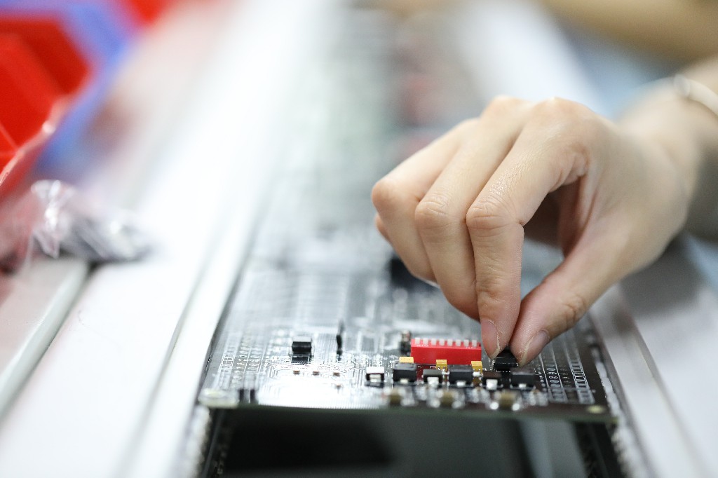 DIP插件與SMT貼片的優(yōu)缺點(diǎn)有哪些?DIP插件與SMT貼片的定義和特點(diǎn)